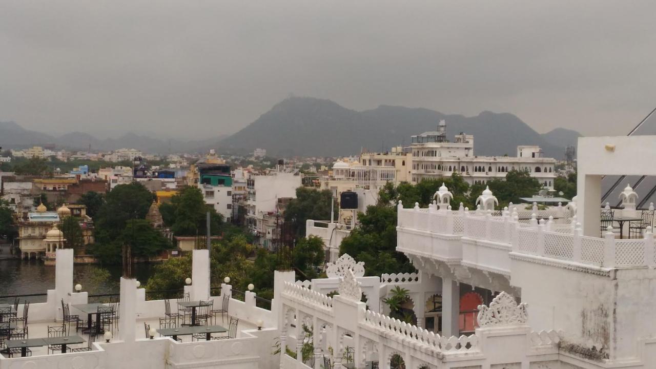 Hotel Ishwar Palace Udaipur Bagian luar foto